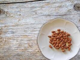 amandes sur fond de bois photo