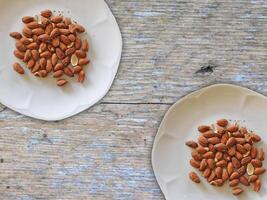 amandes sur fond de bois photo