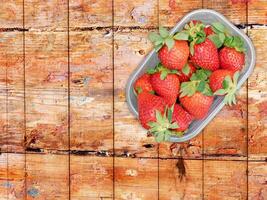 fraises sur fond de bois photo