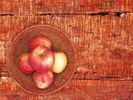 pommes sur le fond en bois photo