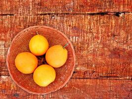 oranges sur fond de bois photo