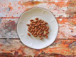 amandes sur fond de bois photo