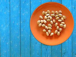 pistaches sur le fond en bois photo