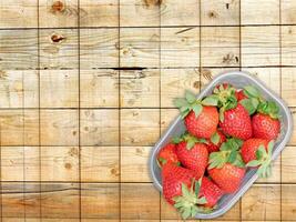 fraises sur fond de bois photo