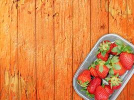 fraises sur fond de bois photo