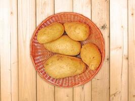 patates sur le en bois Contexte photo