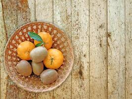 fruits sur le fond en bois photo