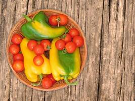 légumes sur fond de bois photo