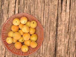 abricots sur le fond en bois photo