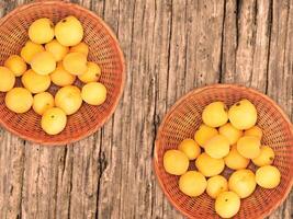 abricots sur le fond en bois photo