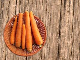 carottes sur le fond en bois photo