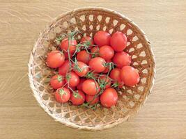 tomates dans le cuisine sur Contexte photo