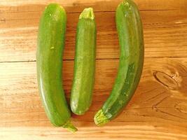 Zucchini dans le cuisine sur Contexte photo