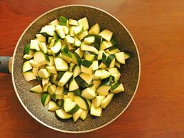 Zucchini dans le cuisine sur Contexte photo