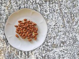 amandes sur fond de bois photo