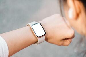 fermer de une la personne poignet portant une moderne montre intelligente avec une Vide filtrer, indiquant connectivité et La technologie dans tous les jours vie. photo