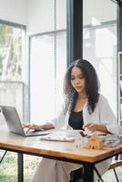 dévoué réel biens professionnel attentivement travail sur sa portable au milieu de propriété des modèles et formalités administratives dans une bien éclairé espace de travail. photo