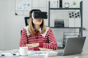 femme d'affaires portant une virtuel réalité casque est assis en toute confiance à sa Bureau bureau, immergé dans une numérique espace de travail. photo