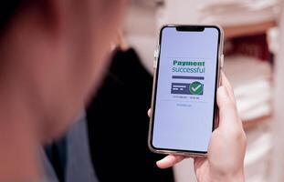 en ligne financier transactions et Paiement réussi. fermer de main en utilisant téléphone intelligent pour Paiement de achats transaction par crédit carte en ligne bancaire photo