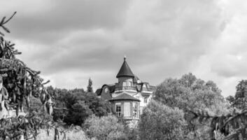 photographie sur le thème ancien château en brique avec grande tour photo