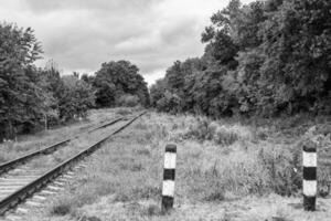 photographie sur le thème de la voie ferrée après le passage du train sur le chemin de fer photo