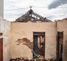 le des murs de le maison étaient endommagé avec le bois aussi pourrir photo