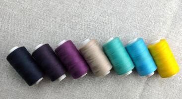 Rouleaux de multicolore fils pour tailleurs travail dans le vêtement broderie secteur photo