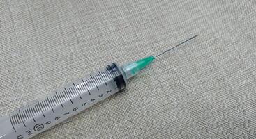 médicament pilules de divers sortes et les types avec injections sur une tissu Contexte photo