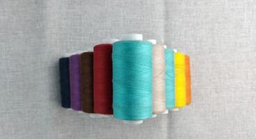 Rouleaux de multicolore fils pour tailleurs travail dans le vêtement broderie secteur photo