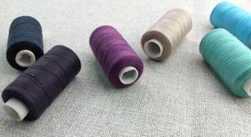 Rouleaux de multicolore fils pour tailleurs travail dans le vêtement broderie secteur photo