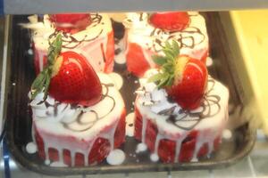 fantaisie fraise dessert sur une plaque. photo