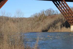 paysage autour le Shannondale rivière barrage dans Charles ville wv. photo