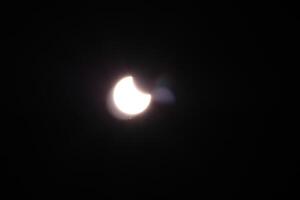 partiel solaire éclipse dans pensacola Floride sur octobre 17e 2023 en utilisant une canon rebelle ts foncé lentille photo