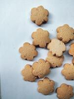 biscuits fleurs isolé sur une blanc Contexte photo