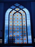 clair de lune brille par le fenêtre dans le intérieur de le islamique mosquée. Ramadan kareem islamique Contexte. photo