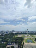 vue de bâtiments et circulation dans le indonésien ville de jakarta photo