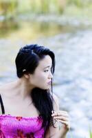 Jeune Japonais femme portrait à rivière photo