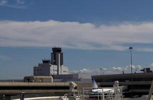 Denver, co, 2011 - vue de aéroport la tour et Terminal avec nuageux bleu ciel photo