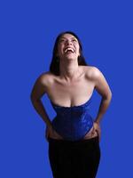 Marysville, Californie, 2011 - souriant femme dans bleu corset jupe tiré vers le bas photo