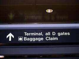 Terminal et bagages prétendre signe à aéroport photo