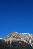 petit lune dans de bonne heure Matin bleu ciel photo