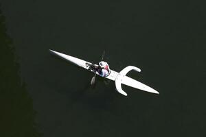 folsom, Californie, 2010 - homme dans blanc kayak avec pontons de au dessus photo