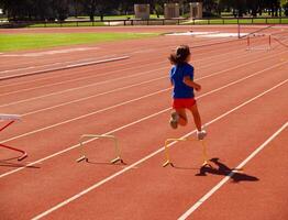 palo alto, Californie, 2006 - Jeune fille à Piste sauter petit obstacles photo