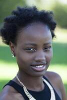 Jeune africain américain adolescent fille Extérieur portrait photo