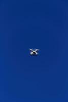 cusco, Pérou, 2015 - blanc drone en volant dans bleu ciel avec caméra photo