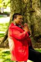 plus âgée africain américain femme séance en plein air rouge veste photo