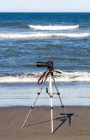 numérique slr caméra sur trépied à le océan photo