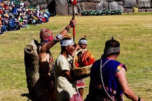 cusco, Pérou, 2015 - Hommes dans traditionnel costume pour inti Raymi Festival Sud Amérique photo