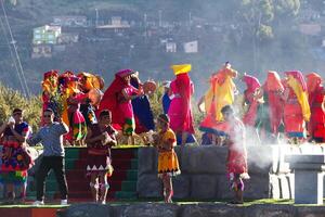 cusco, Pérou, 2015 - Hommes et femmes dans coloré traditionnel costume inti Raymi Sud Amérique photo