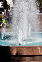 cusco, Pérou, 2015 - place Fontaine pulvérisation l'eau ruisseaux en haut dans le air Sud Amérique photo